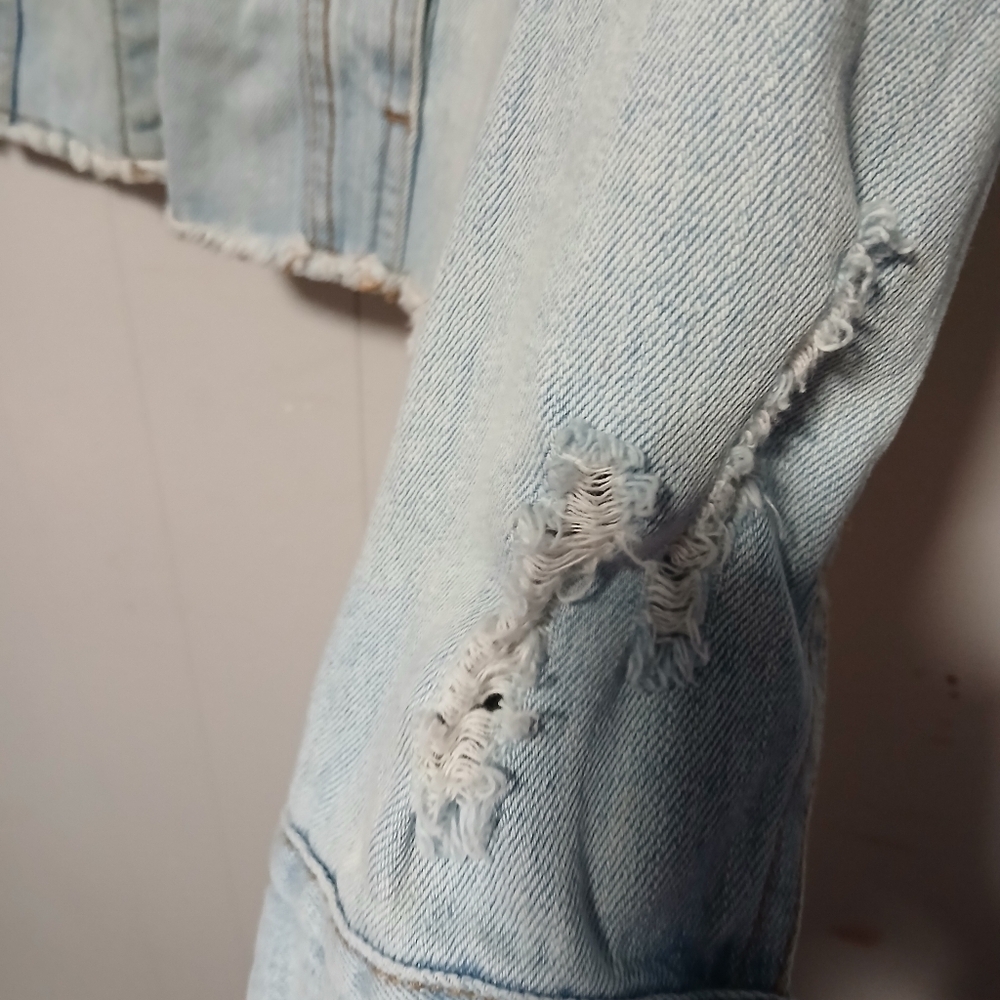Wild fable ladies jean jacket.  Ripped. Size XS. - Picture 6 of 9